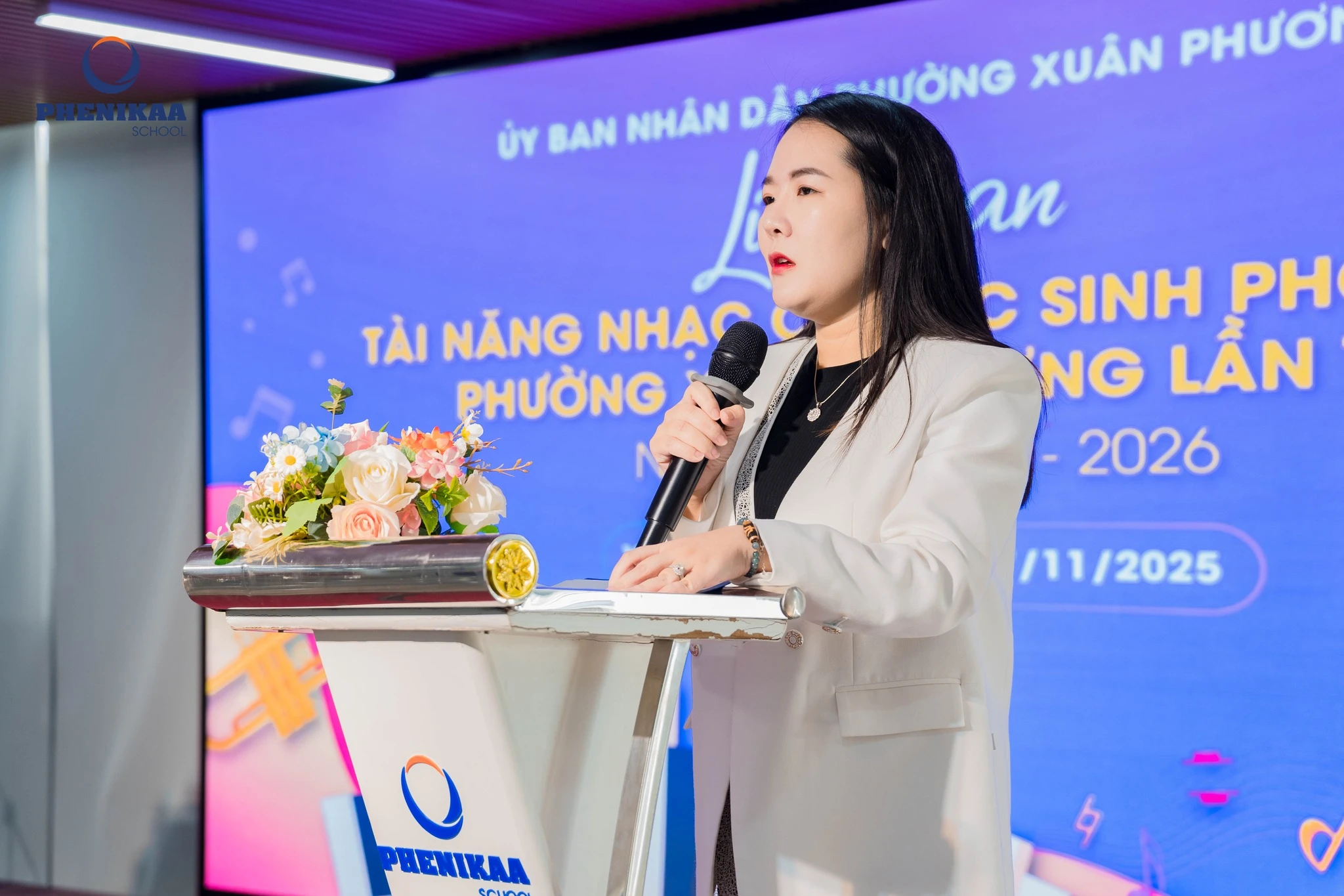 Bà Dương Thị Thuỳ Linh - Trưởng phòng Văn hoá - Xã hội phường Xuân Phương phát biểu khai mạc chương trình