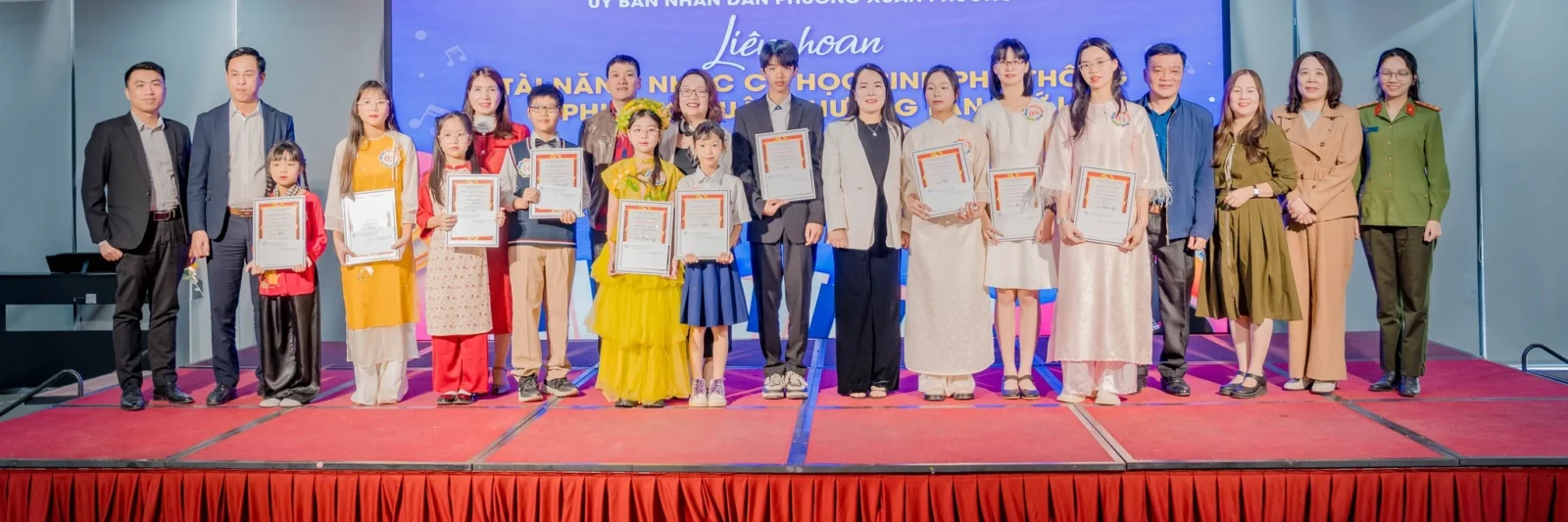 Ban Tổ chức đã trao các giải thưởng cho những tiết mục xuất sắc nhất