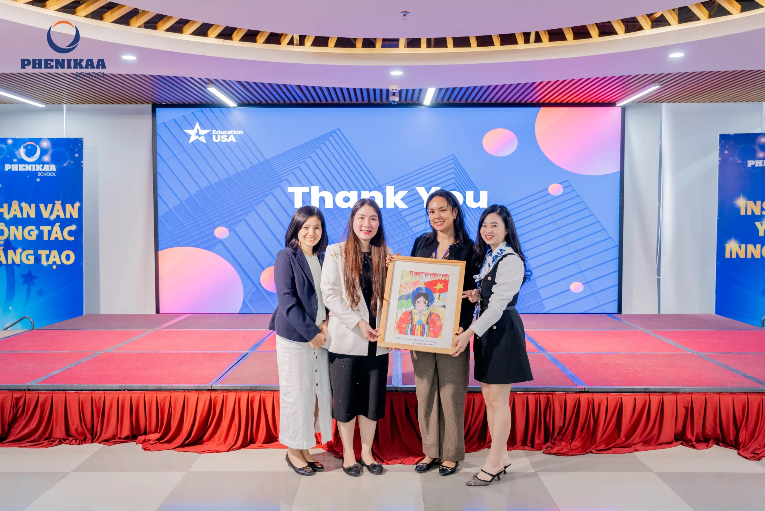 Đại diện Phenikaa School gửi tặng món quà lưu niệm tới các diễn giả