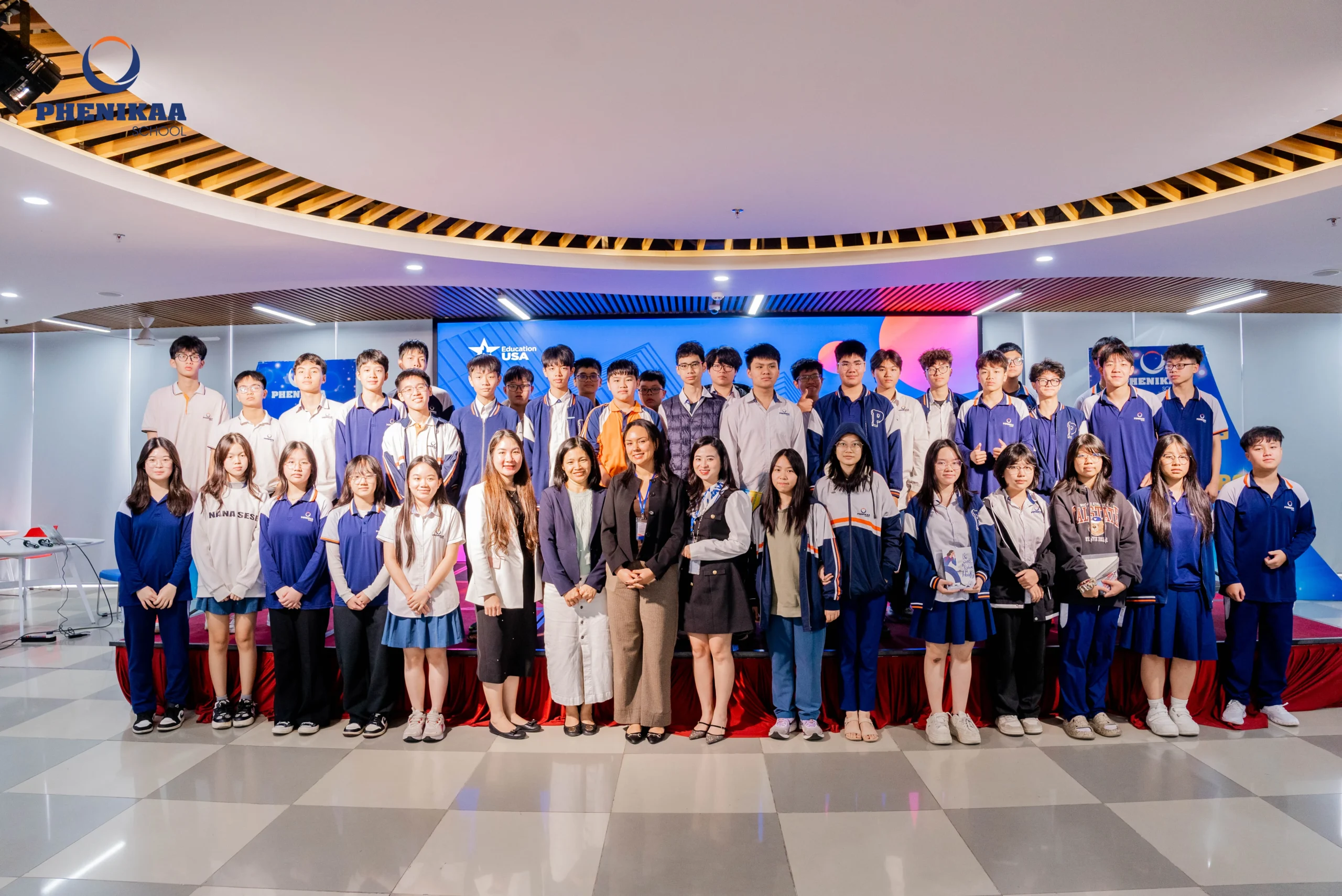 Học sinh Phenikaa School cùng các diễn giả chụp ảnh lưu niệm sau chương trình.