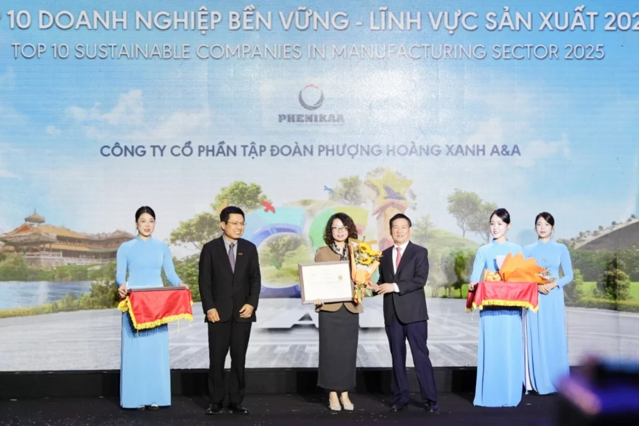 Bà Trần Lan Phương – Phó Tổng Giám đốc Tập đoàn Phenikaa nhận vinh danh từ BTC chương trình