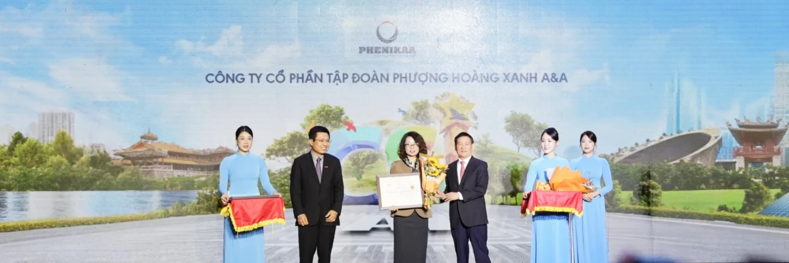 Bà Trần Lan Phương – Phó Tổng Giám đốc Tập đoàn Phenikaa nhận vinh danh từ BTC chương trình