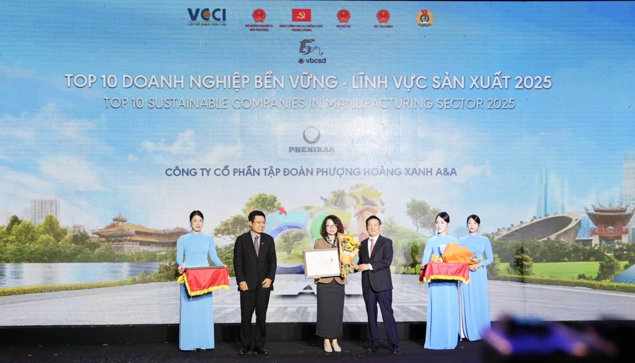 Bà Trần Lan Phương – Phó Tổng Giám đốc Tập đoàn Phenikaa nhận vinh danh từ BTC chương trình