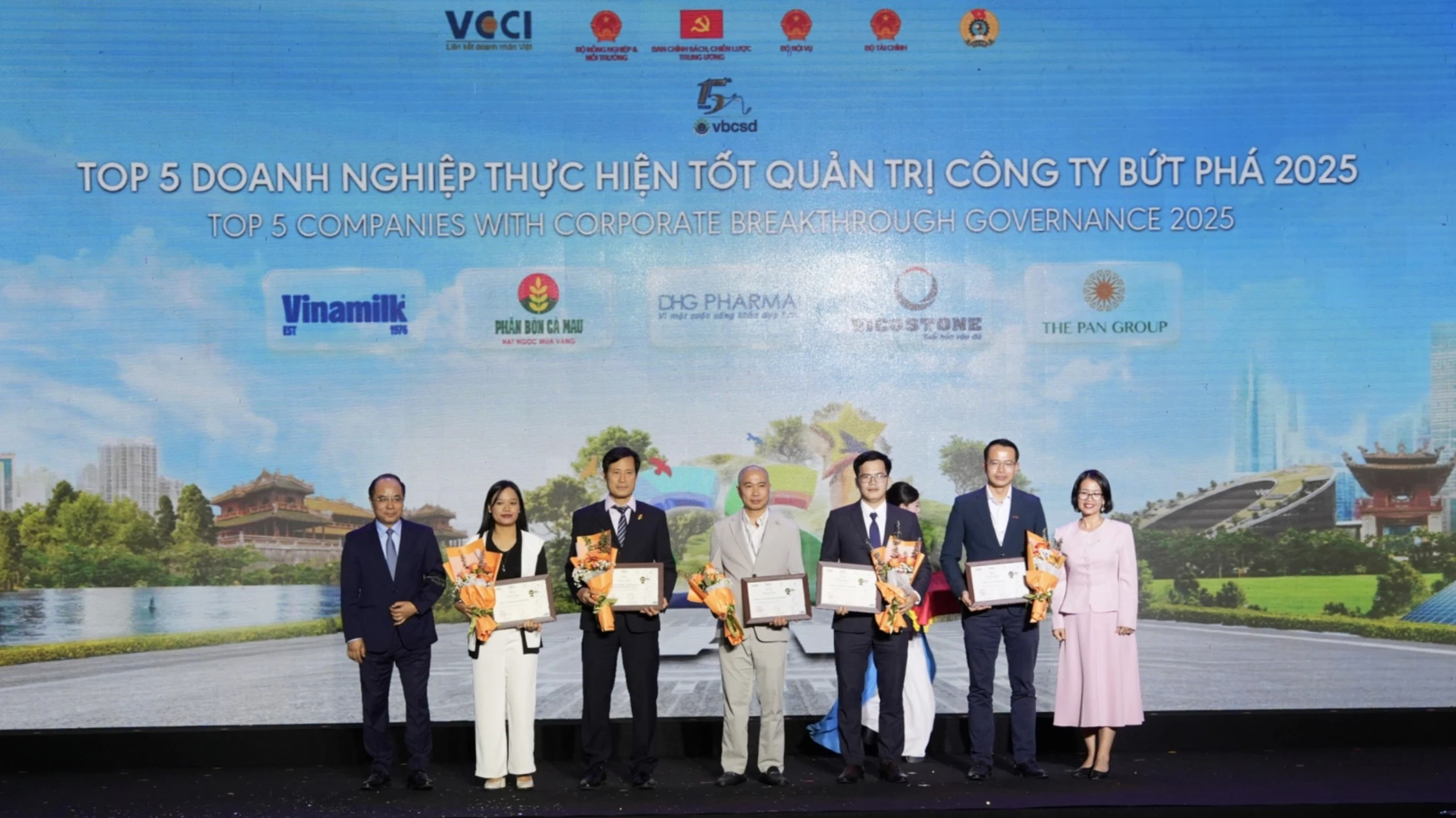 Ông Đồng Quang Thức - Phó Tổng Giám đốc Vicostone đại diện Công ty nhận giải tại hạng mục Top 5 Doanh nghiệp