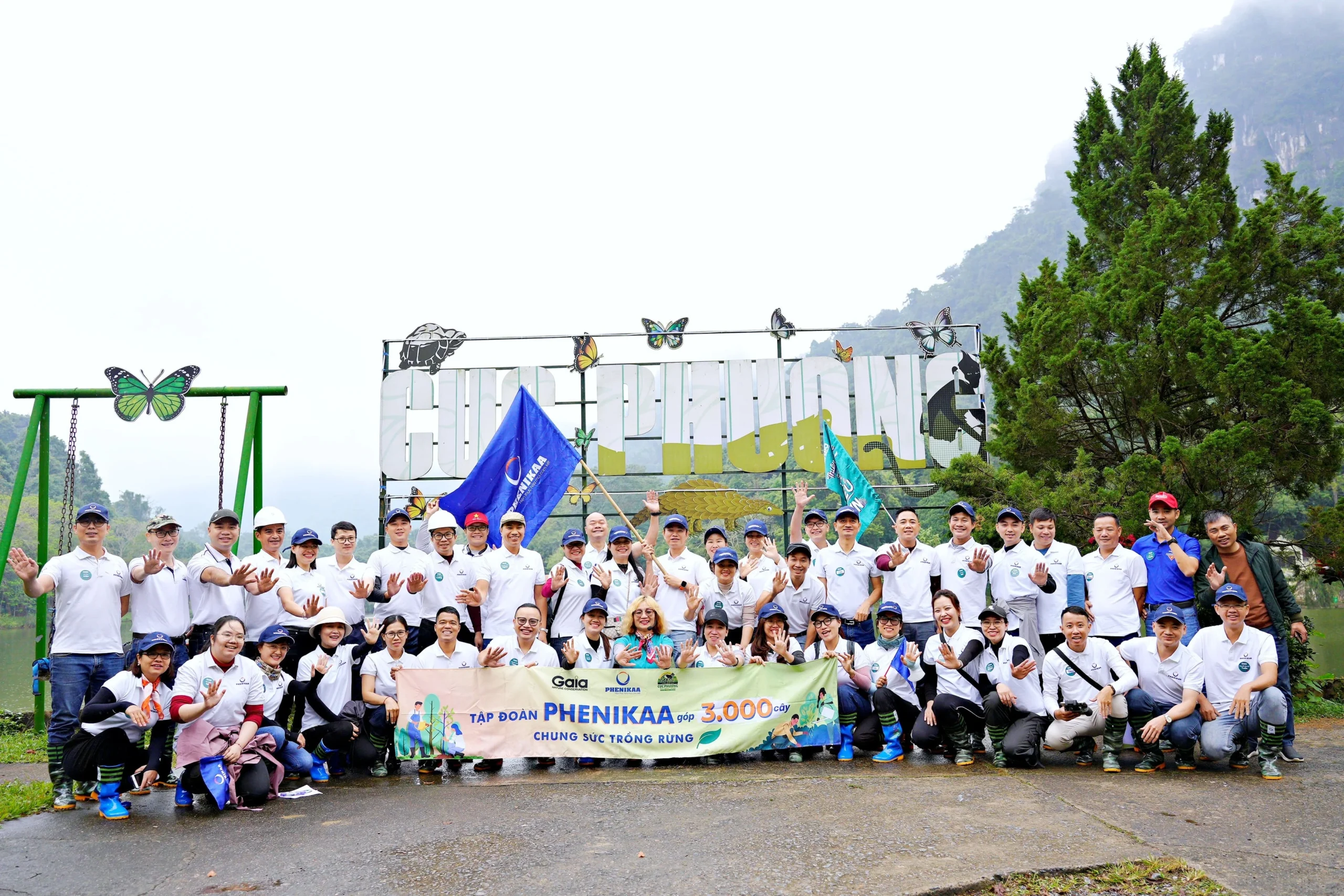 Phenikaa trao tặng 3.000 cây xanh cho dự án “Chung sức trồng rừng”, đồng thời trực tiếp trồng cây phủ xanh đất trống tại Vườn Quốc gia Cúc Phương (Ninh Bình)