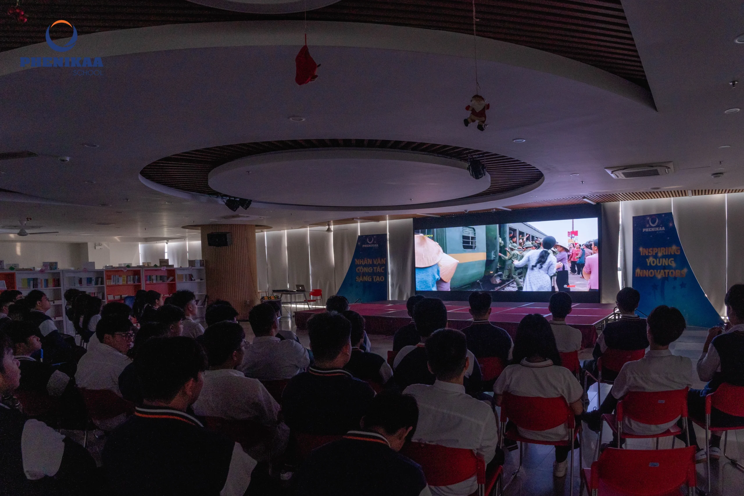 Trường PTLC Phenikaa tổ chức gần 20 suất chiếu phim “Mưa đỏ” ngay tại Phenikaa School dành cho hơn 1.000 học sinh của Nhà trường.