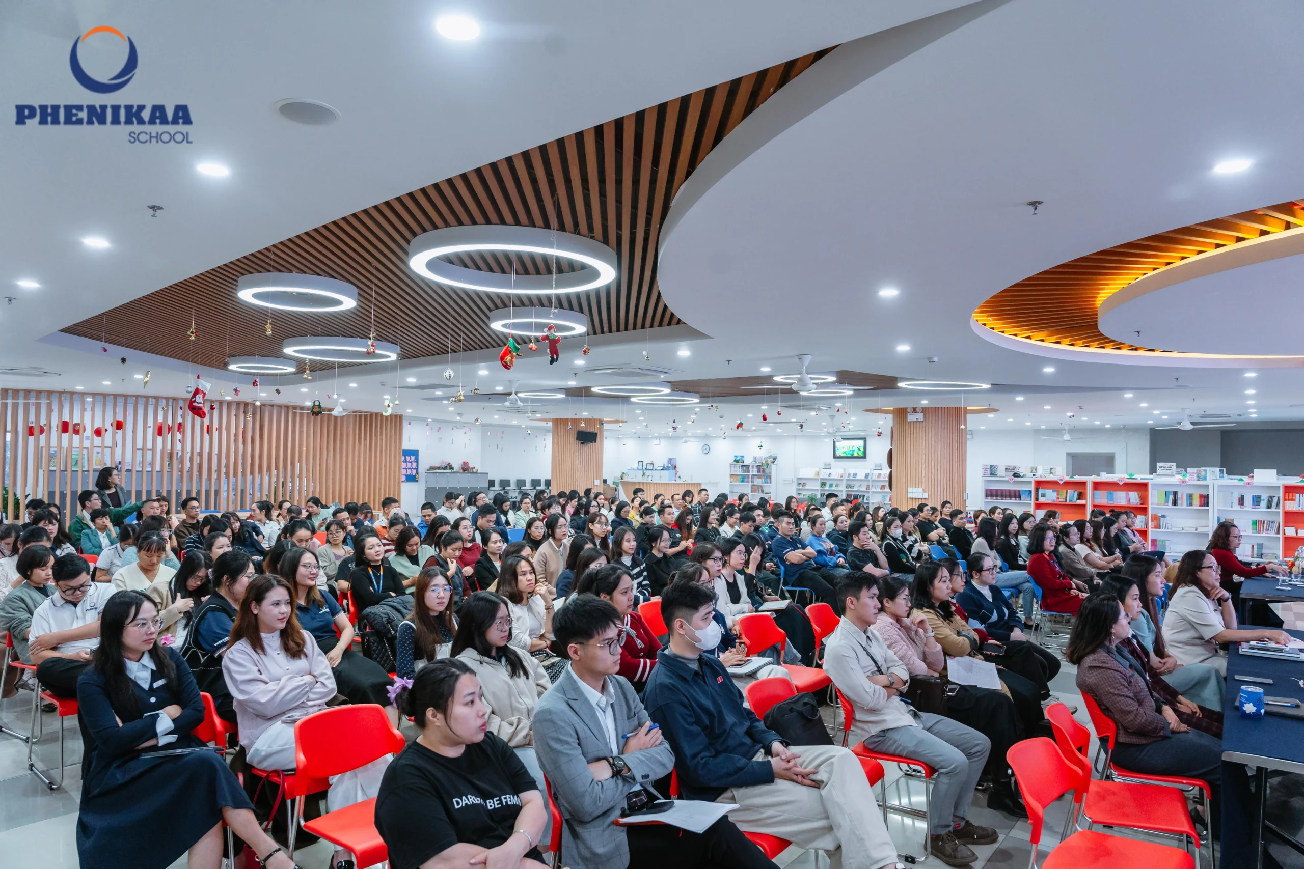 Buổi lễ có sự tham gia của BLĐ, BGH Phenikaa School và toàn thể Giáo viên, CBNV Nhà trường.