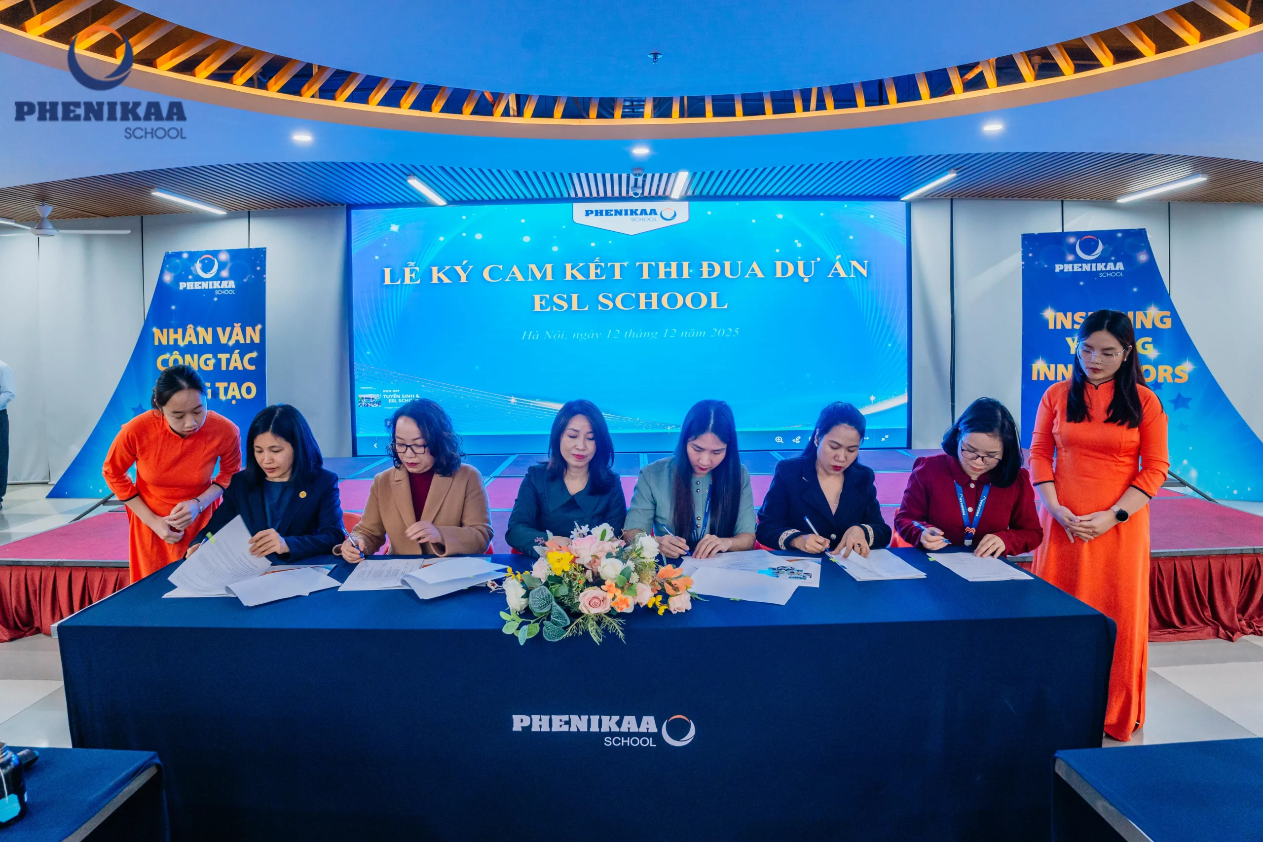 Đại diện BLĐ, BGH Nhà trường và CBQL các phòng ban thực hiện lễ ký cam kết triển khai dự án ESL School