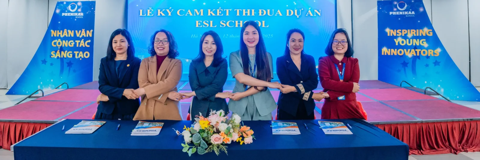 Đại diện BLĐ, BGH Nhà trường và CBQL các phòng ban thực hiện lễ ký cam kết triển khai dự án ESL School