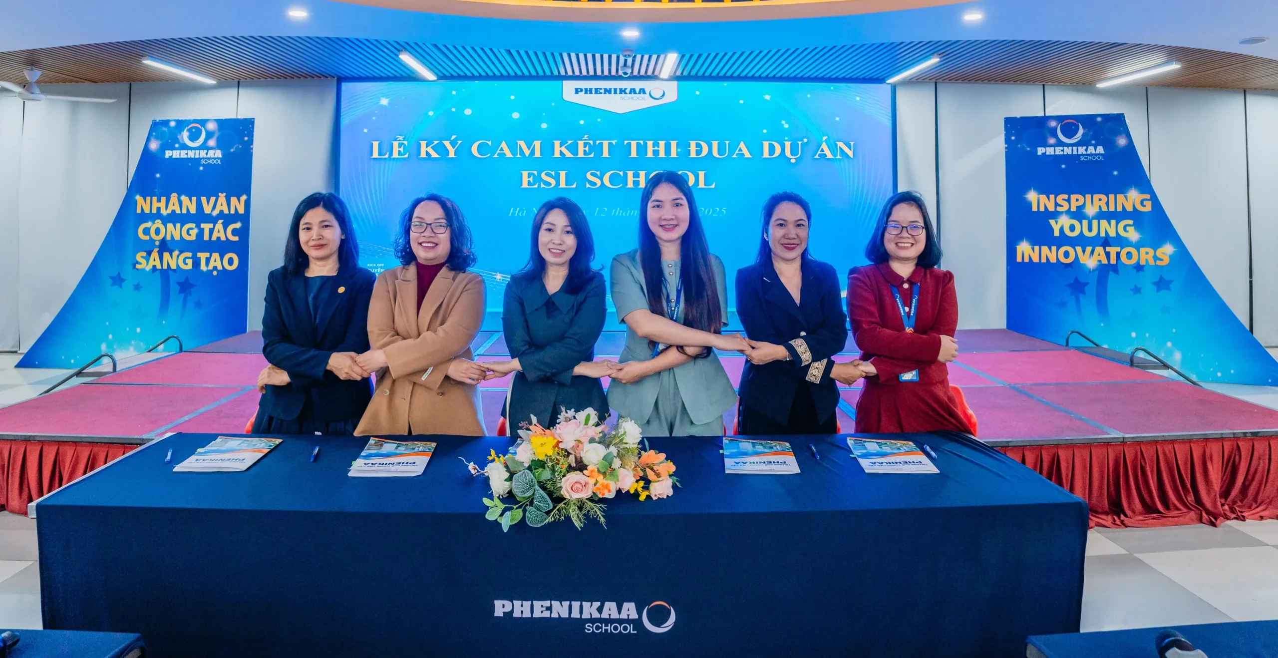 Đại diện BLĐ, BGH Nhà trường và CBQL các phòng ban thực hiện lễ ký cam kết triển khai dự án ESL School