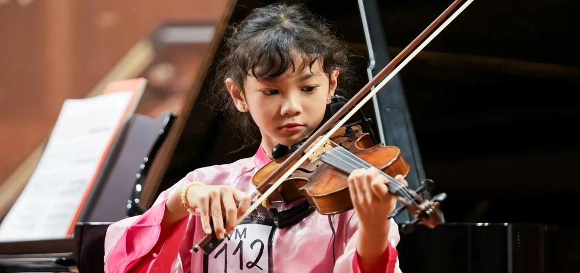 Pheniker An Hiên thể hiện phần trình diễn violin đầy cảm xúc và tự tin