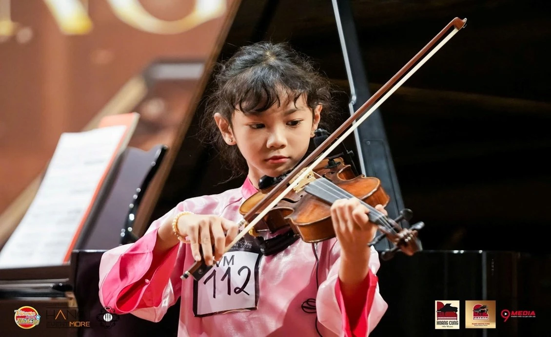 Pheniker An Hiên thể hiện phần trình diễn violin đầy cảm xúc và tự tin