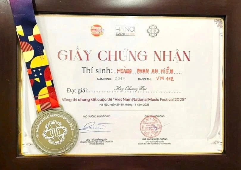 Hoàng Phan An Hiên - học sinh lớp 3A1 trường Tiểu học Phenikaa xuất sắc giành Huy chương Bạc tại VNMF 2025