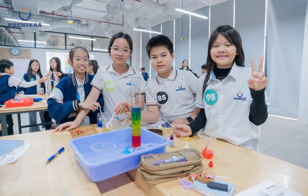 Học sinh l&agrave;m th&iacute; nghiệm khoa học tại Makerspace 