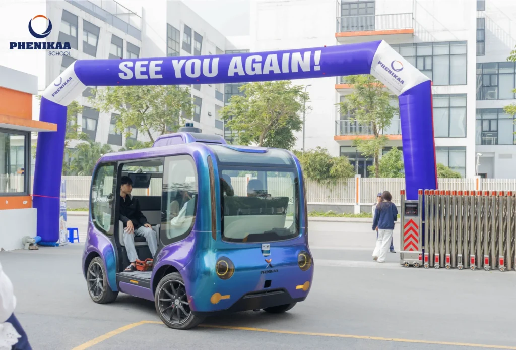 Xe tự h&agrave;nh chạy trong s&acirc;n trường Phenikaa School