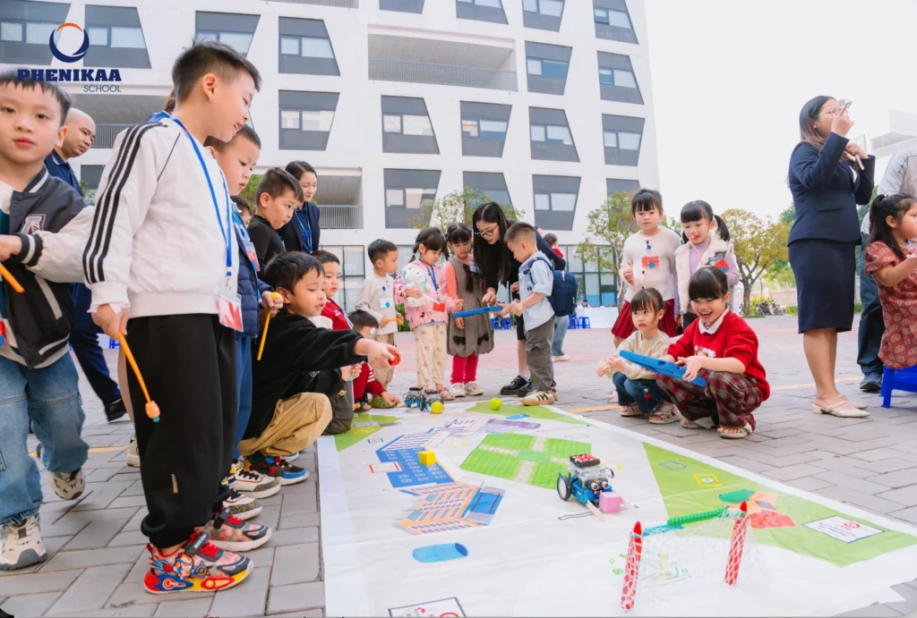 Học sinh vượt chướng ngại vật c&ugrave;ng vex robot