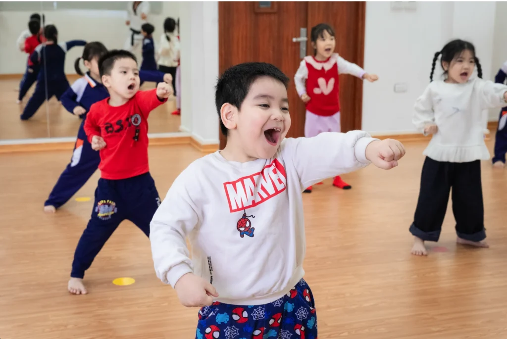 Tiết học v&otilde; của thầy v&agrave; tr&ograve; lớp Tiền tiểu học - Little Phoenix 3