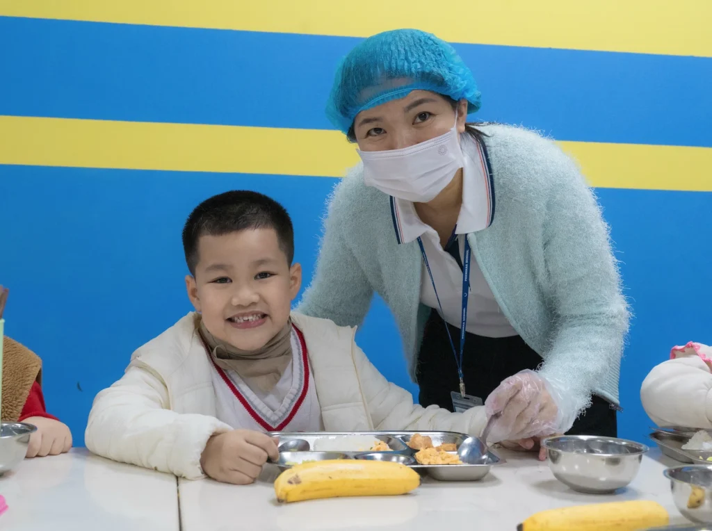 Học sinh Tiền tiểu học thưởng thức bữa trưa