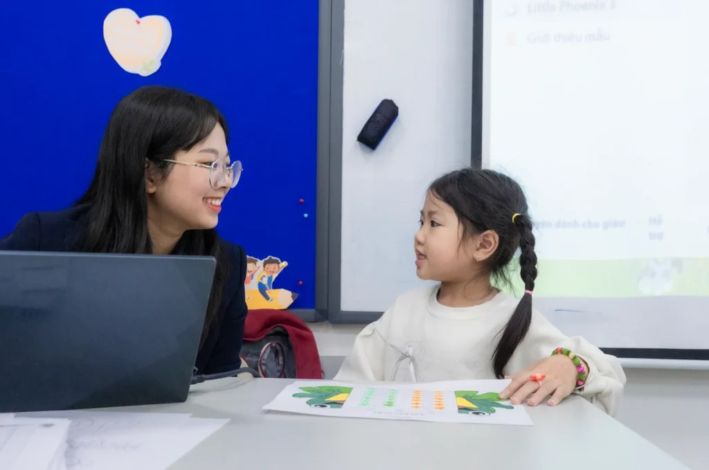 Học sinh tiền tiểu học Phenikaa School tự tin trao đổi b&agrave;i tập c&ugrave;ng gi&aacute;o vi&ecirc;n