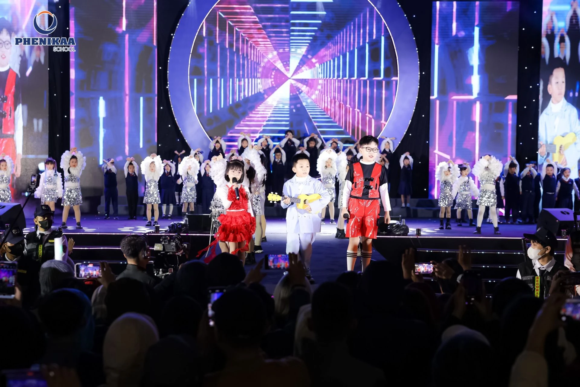 C&aacute;c tiết mục biểu diễn được d&agrave;n dựng c&ocirc;ng phu, quy tụ học sinh nhiều cấp học của Phenikaa School, mang đến kh&ocirc;ng kh&iacute; s&ocirc;i động v&agrave; gi&agrave;u cảm x&uacute;c cho đ&ecirc;m nhạc.