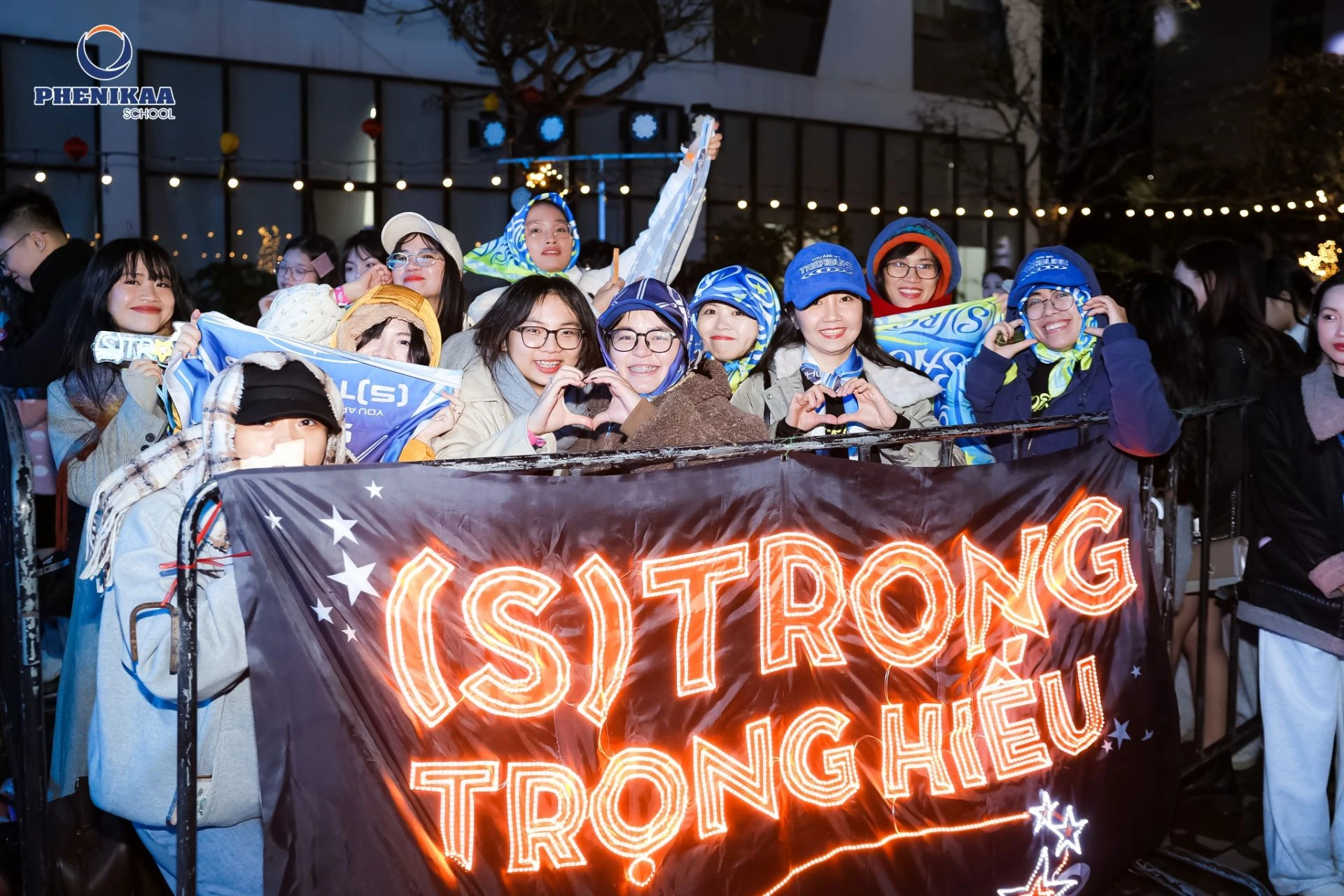 Đ&ocirc;ng đảo học sinh v&agrave; kh&aacute;n giả cổ vũ cuồng nhiệt, tạo n&ecirc;n bầu kh&ocirc;ng kh&iacute; kết nối s&ocirc;i động tại Phenikaa Concert 2026.