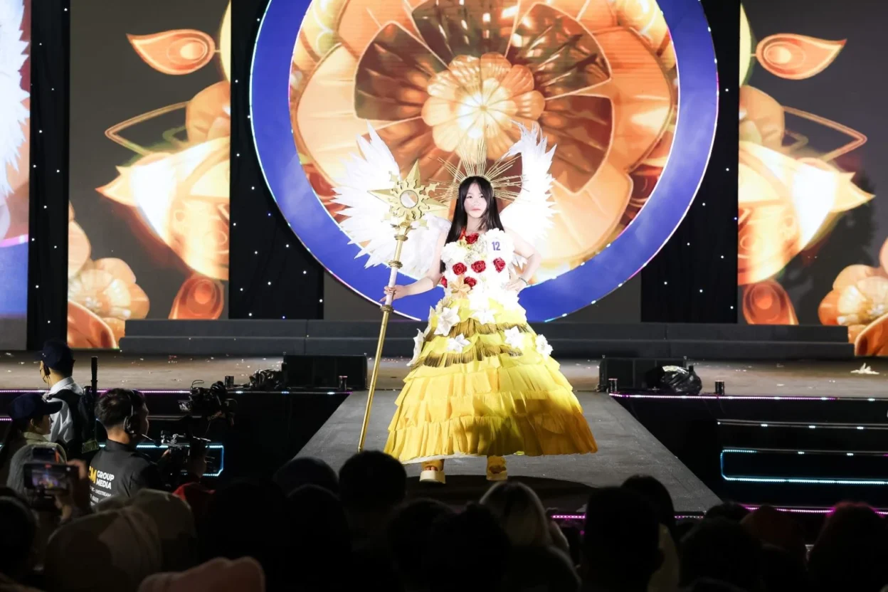 Một thiết kế trong fashion show 2026 với chủ đề From Waste to Wonders, do học sinh Phenikaa School thiết kế và trình diễn từ vật liệu tái chế.