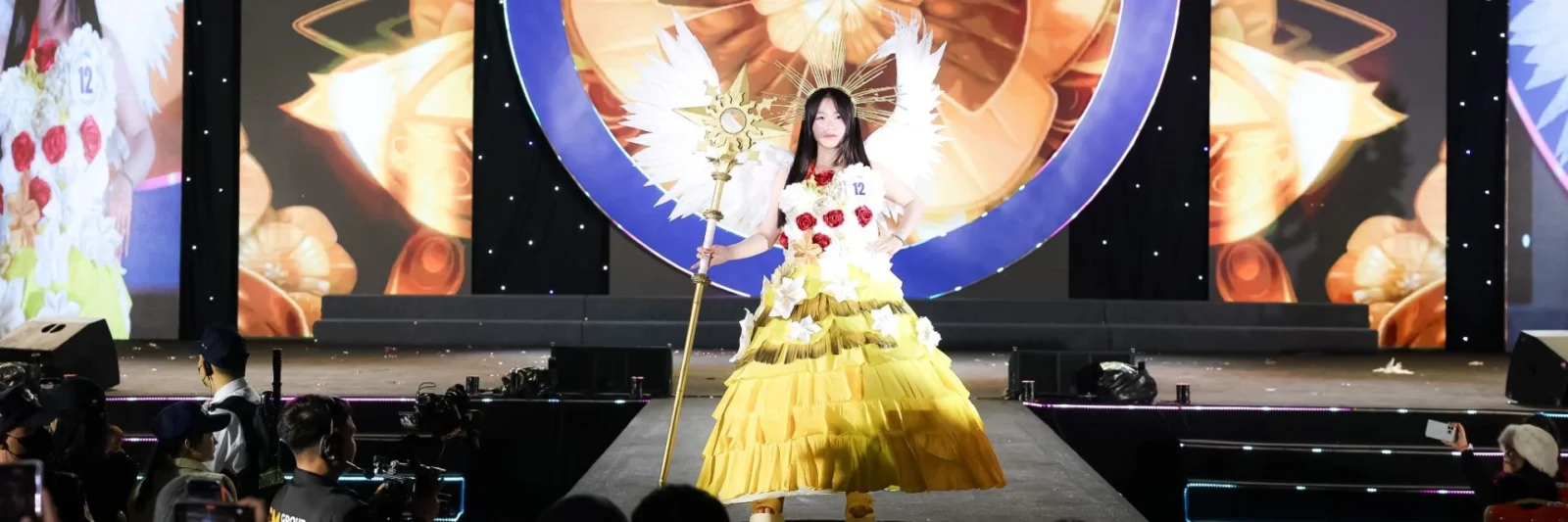 Một thiết kế trong fashion show 2026 với chủ đề From Waste to Wonders, do học sinh Phenikaa School thiết kế và trình diễn từ vật liệu tái chế.