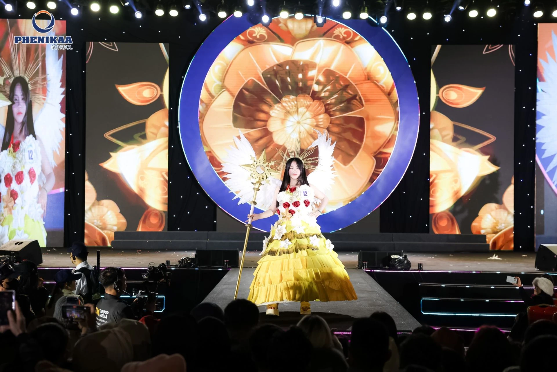 Một thiết kế trong fashion show 2026 với chủ đề From Waste to Wonders, do học sinh Phenikaa School thiết kế v&agrave; tr&igrave;nh diễn từ vật liệu t&aacute;i chế.