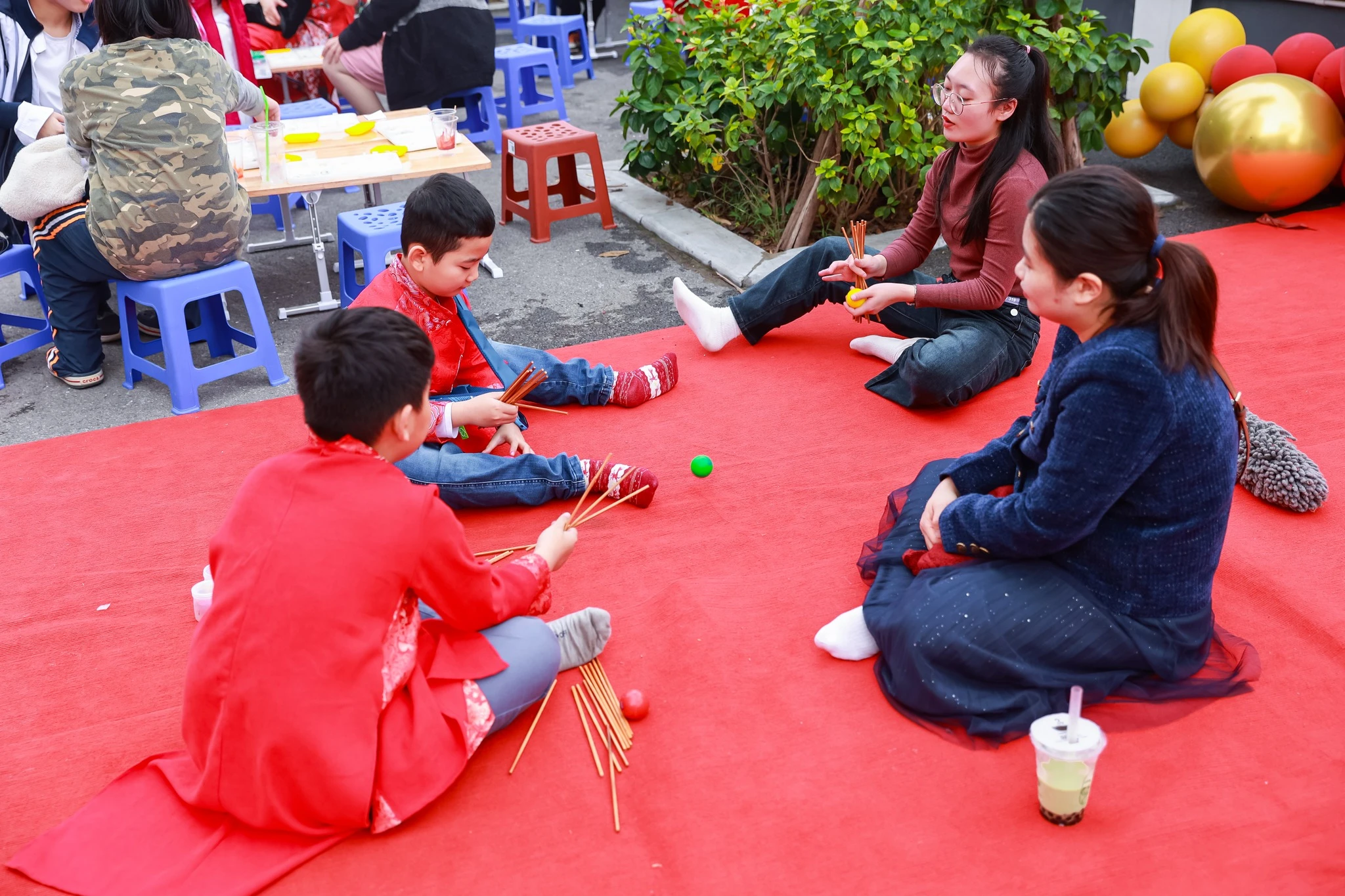 Học sinh v&agrave; phụ huynh Phenikaa School trải nghiệm c&aacute;c tr&ograve; chơi d&acirc;n gian tại ng&agrave;y Hội xu&acirc;n được tổ chức tại Phenikaa School