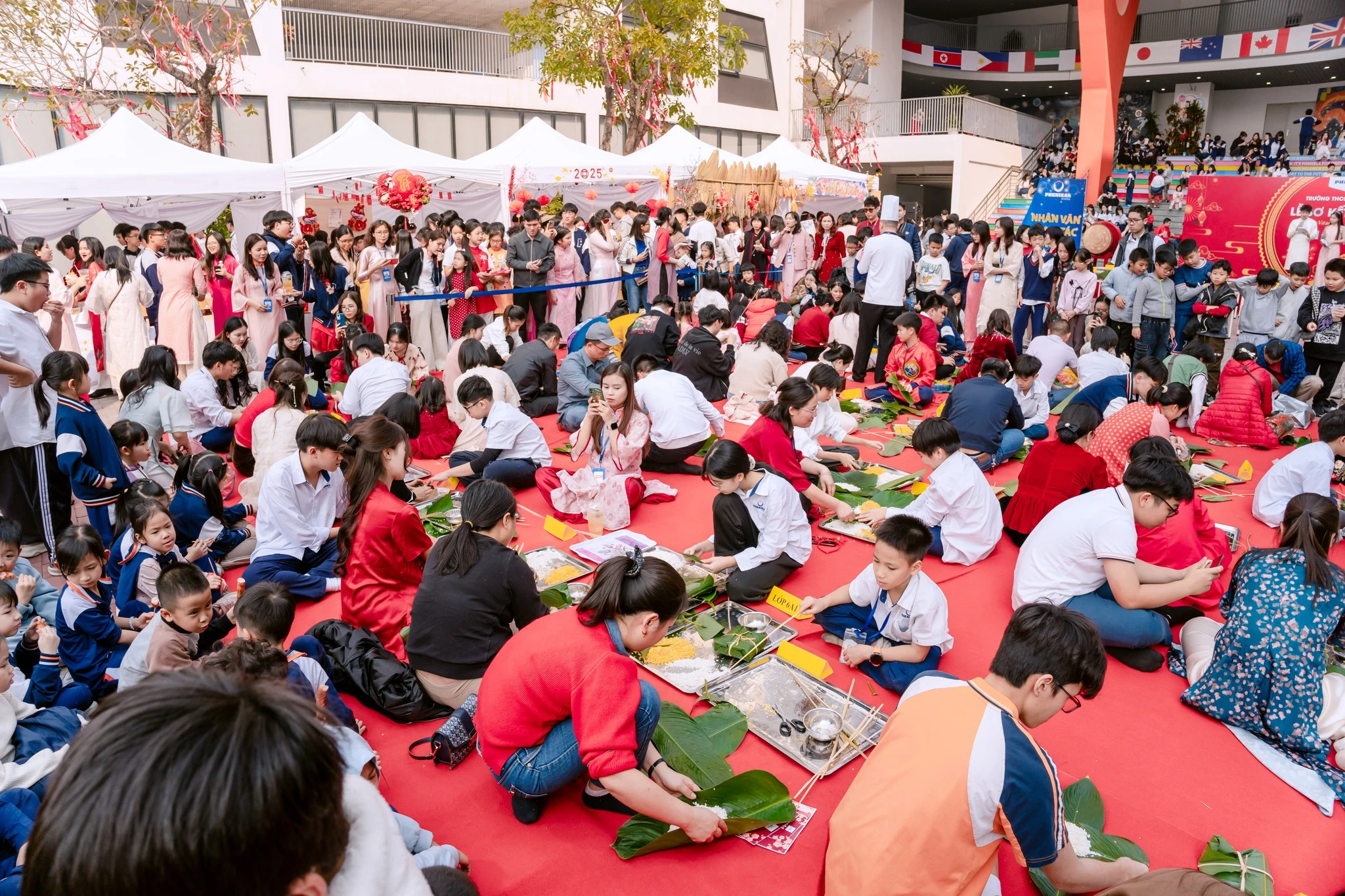 Học sinh Phenikaa School tham gia cuộc thi: G&oacute;i b&aacute;nh chưng c&ugrave;ng thầy c&ocirc; gi&aacute;o v&agrave; gia đ&igrave;nh tại ng&agrave;y Hội Xu&acirc;n đơcj tổ chức tại Phenikaa School