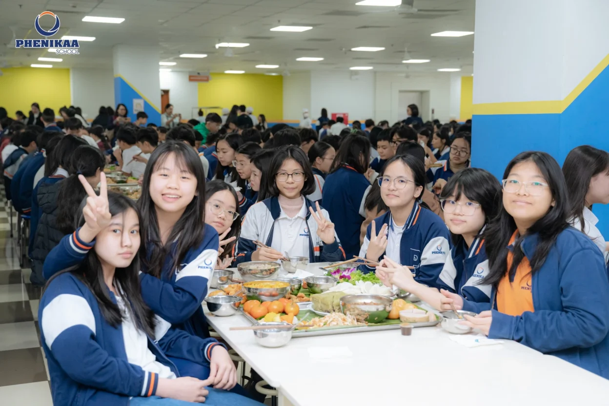 Phenikers hào hứng thưởng thức Bữa cơm Tất niên Tết Việt với hương vị truyền thống và không khí đoàn viên cuối năm.