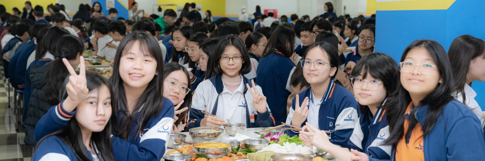 Phenikers hào hứng thưởng thức Bữa cơm Tất niên Tết Việt với hương vị truyền thống và không khí đoàn viên cuối năm.