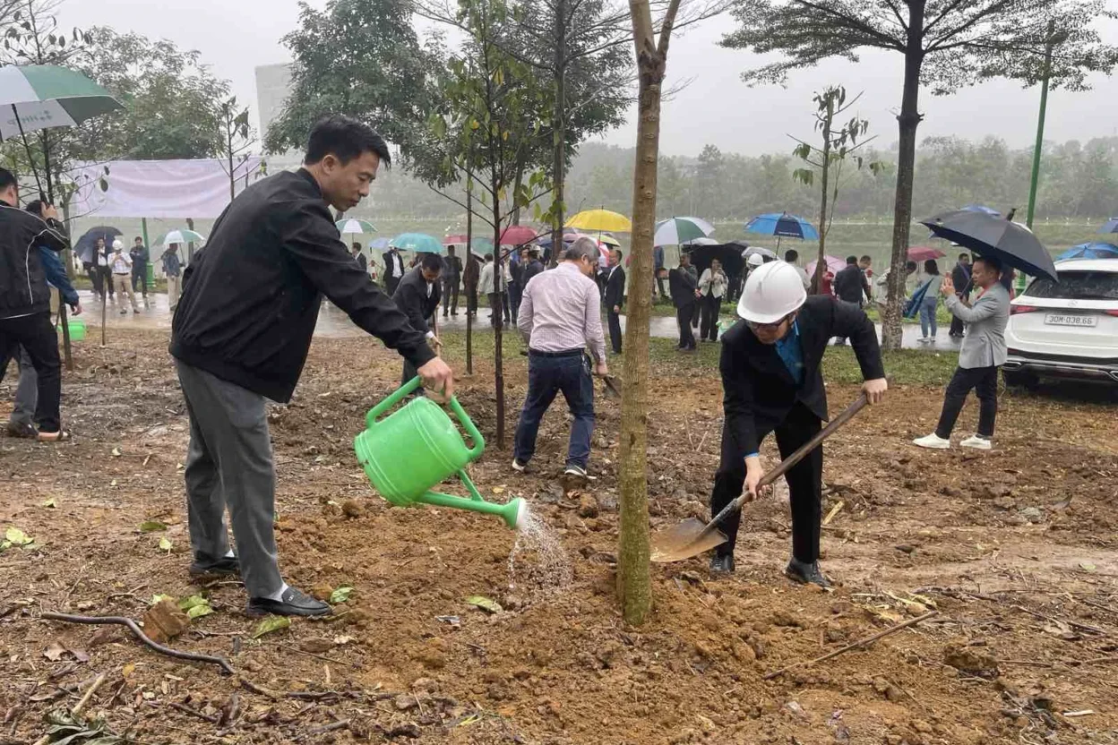 Ông Trần Mạnh Cường – Chủ tịch Công đoàn Tập đoàn Phenikaa cùng ông Phạm Văn Tuân – Giám đốc Ban Đầu tư Xây dựng tại chương trình
