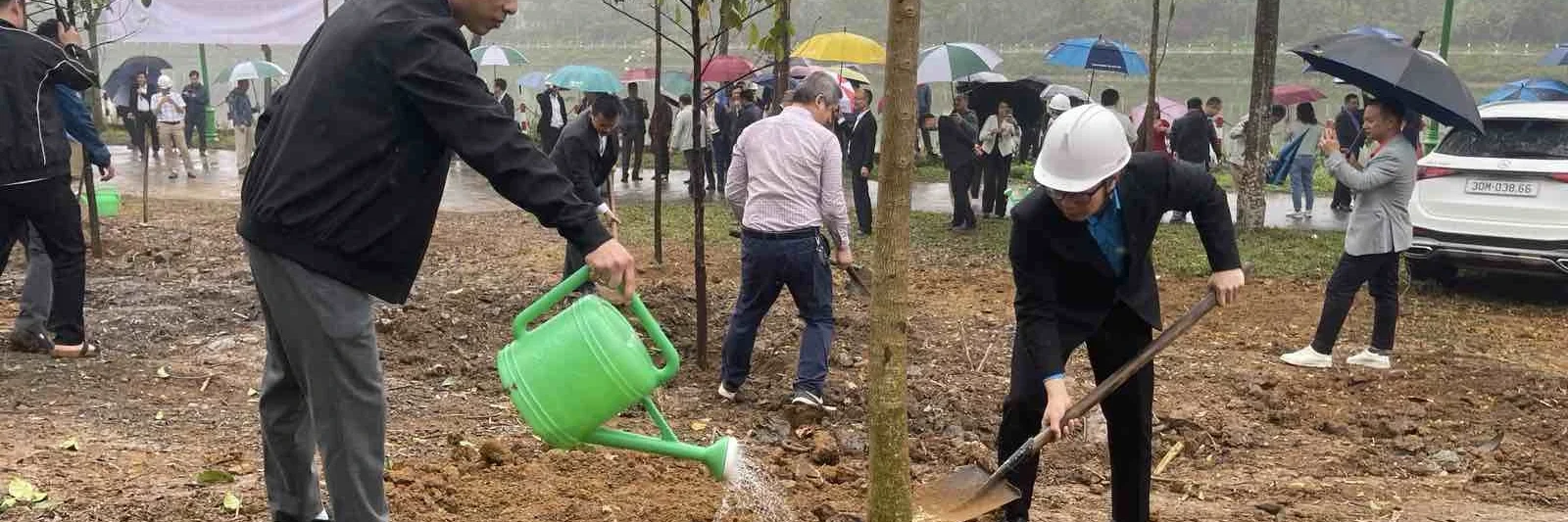 Ông Trần Mạnh Cường – Chủ tịch Công đoàn Tập đoàn Phenikaa cùng ông Phạm Văn Tuân – Giám đốc Ban Đầu tư Xây dựng tại chương trình
