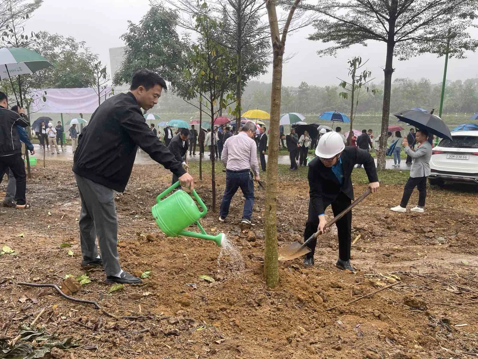&Ocirc;ng Trần Mạnh Cường &ndash; Chủ tịch C&ocirc;ng đo&agrave;n Tập đo&agrave;n Phenikaa c&ugrave;ng &ocirc;ng Phạm Văn Tu&acirc;n &ndash; Gi&aacute;m đốc Ban Đầu tư X&acirc;y dựng tại chương tr&igrave;nh