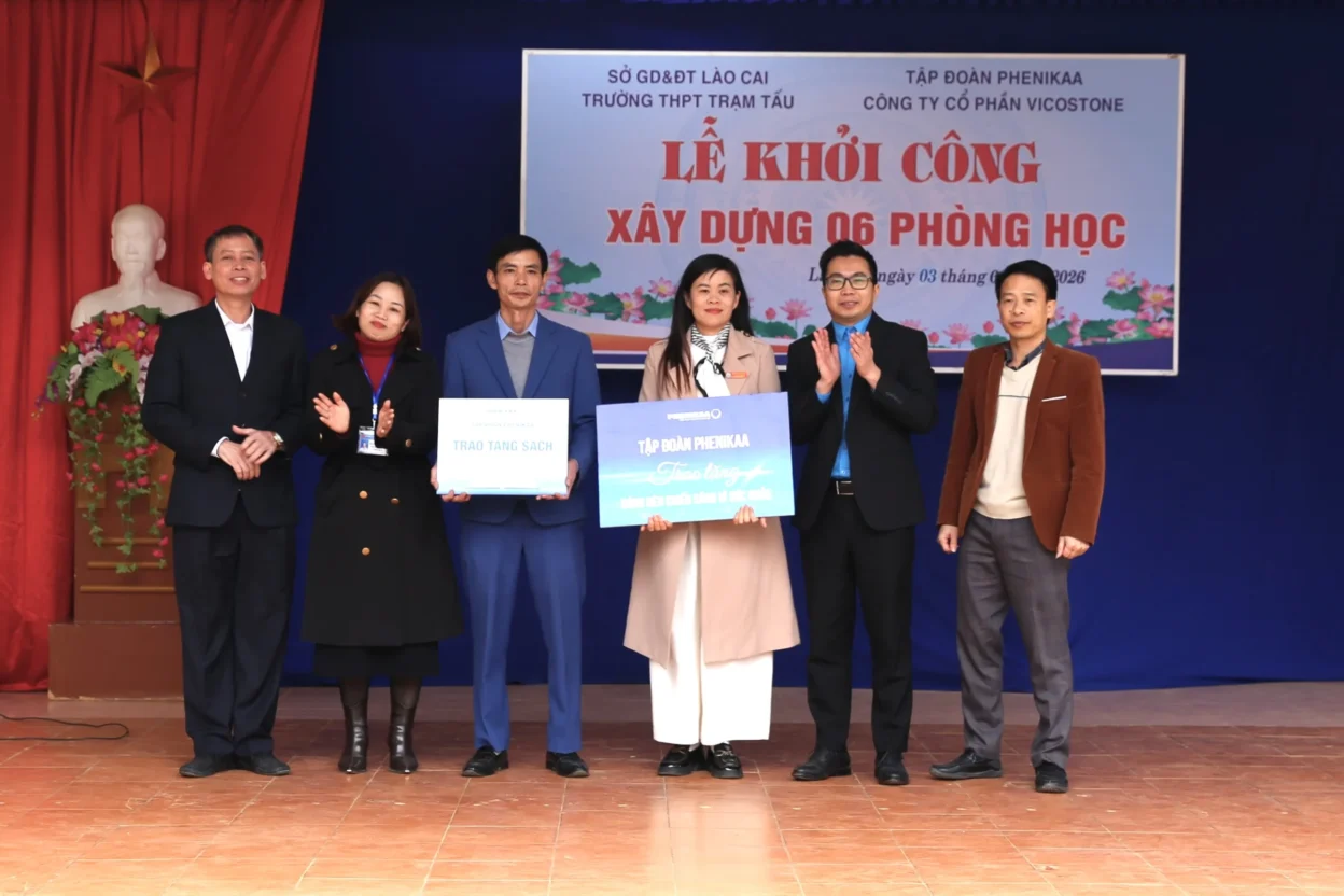 Ngoài đầu tư xây tặng dãy phòng học, Tập đoàn Phenikaa cũng trao tặng hàng nghìn đầu sách và bóng đèn vì sức khỏe cho thầy và trò THPT Trạm Tấu