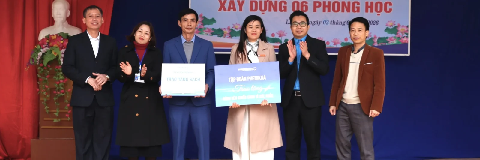 Ngoài đầu tư xây tặng dãy phòng học, Tập đoàn Phenikaa cũng trao tặng hàng nghìn đầu sách và bóng đèn vì sức khỏe cho thầy và trò THPT Trạm Tấu