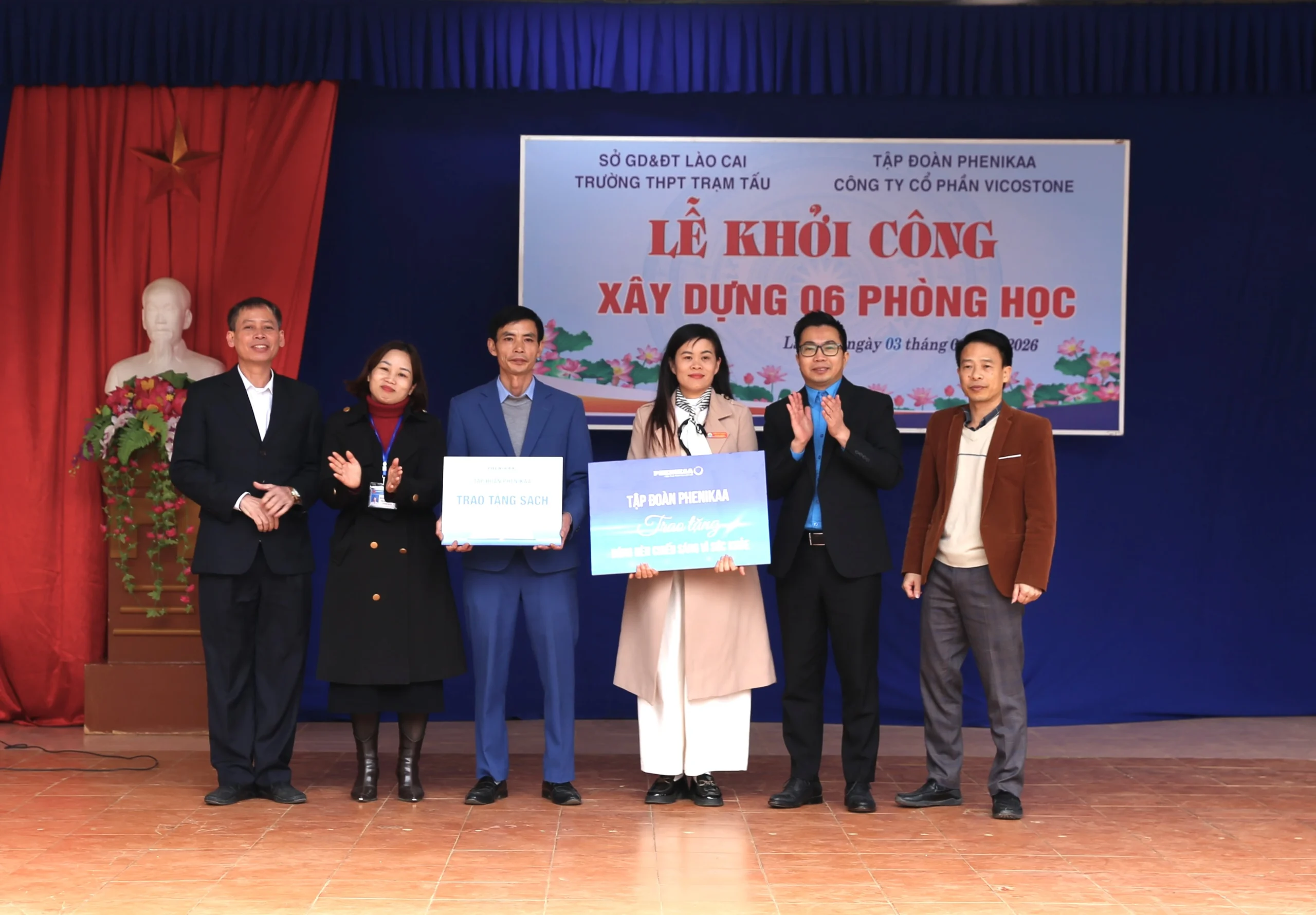 Ngo&agrave;i đầu tư x&acirc;y tặng d&atilde;y ph&ograve;ng học, Tập đo&agrave;n Phenikaa cũng trao tặng h&agrave;ng ngh&igrave;n đầu s&aacute;ch v&agrave; b&oacute;ng đ&egrave;n v&igrave; sức khỏe cho thầy v&agrave; tr&ograve; THPT Trạm Tấu