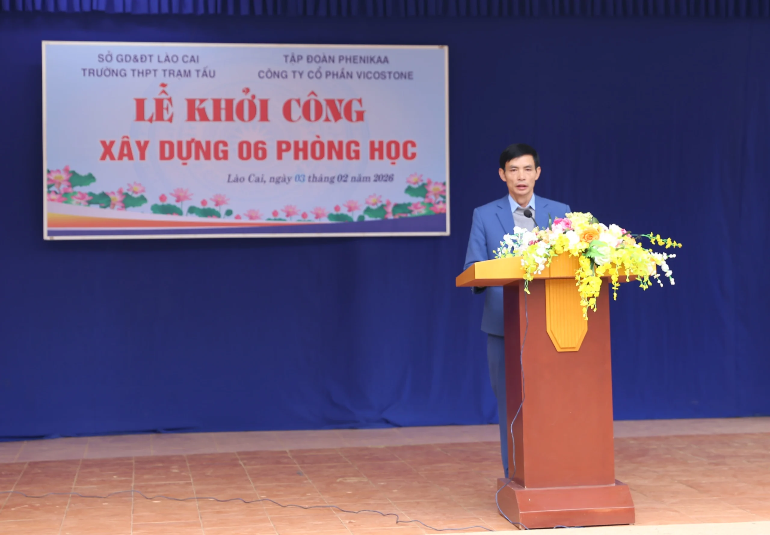 Thầy Đỗ Th&agrave;nh C&ocirc;ng &ndash; Hiệu trưởng nh&agrave; trường thay mặt Ban Gi&aacute;m hiệu, c&ugrave;ng tập thể thầy v&agrave; tr&ograve; Trường THPT Trạm Tấu b&agrave;y tỏ sự cảm ơn s&acirc;u sắc tới Tập đo&agrave;n Phenikaa