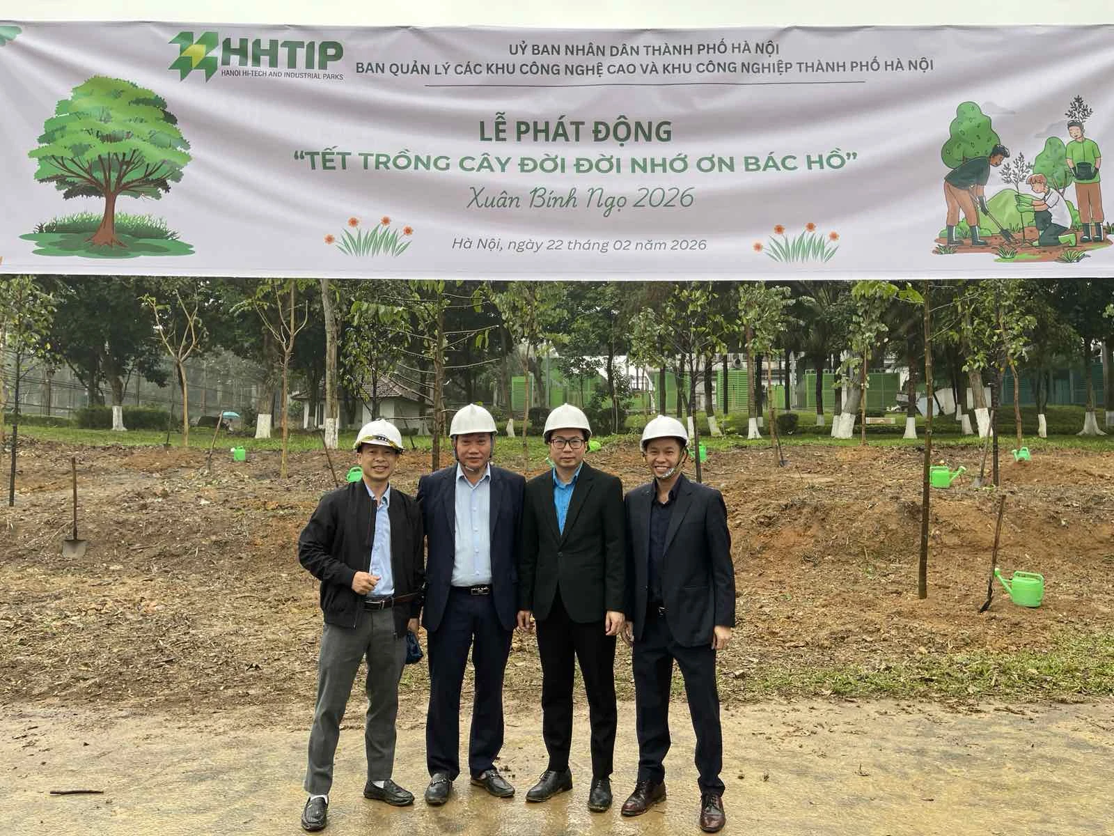 Đại diện Tập đo&agrave;n Phenikaa c&ugrave;ng đại diện Ban Quản l&yacute; Khu CNC H&ograve;a Lạc chụp ảnh lưu niệm tại sự kiện