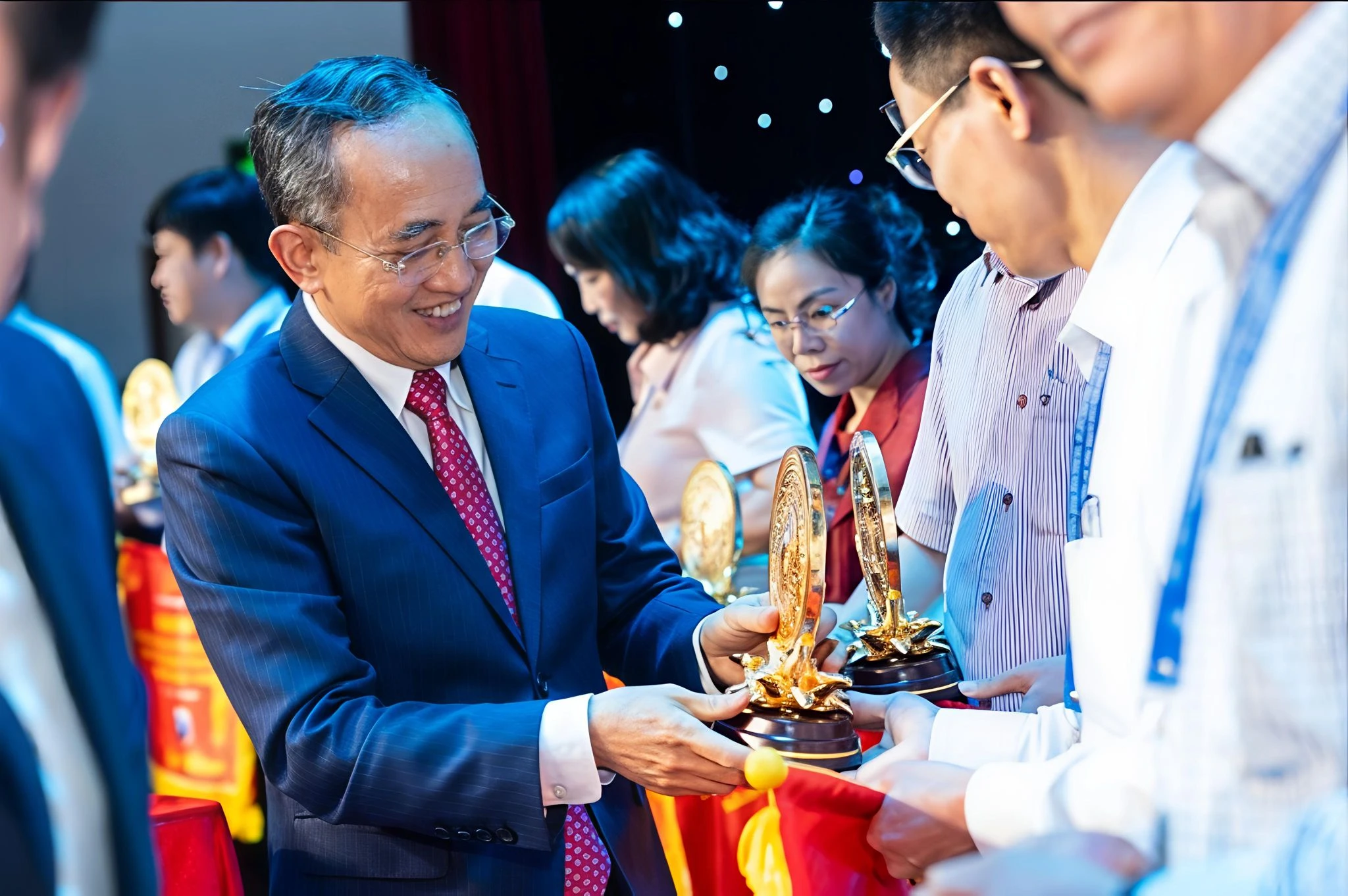 L&atilde;nh đạo Bộ GDĐT, Th&agrave;nh phố H&agrave; Nội v&agrave; Đại học Phenikaa trao cờ lưu niệm cho 51 đơn vị tham dự Cuộc thi năm nay