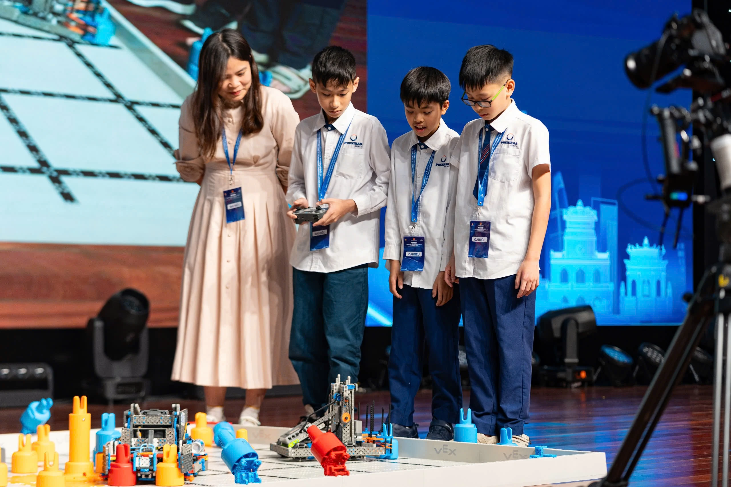 Học sinh Phenikaa School tự tin tr&igrave;nh diễn Robotics tại s&acirc;n chơi Khoa học Quốc gia