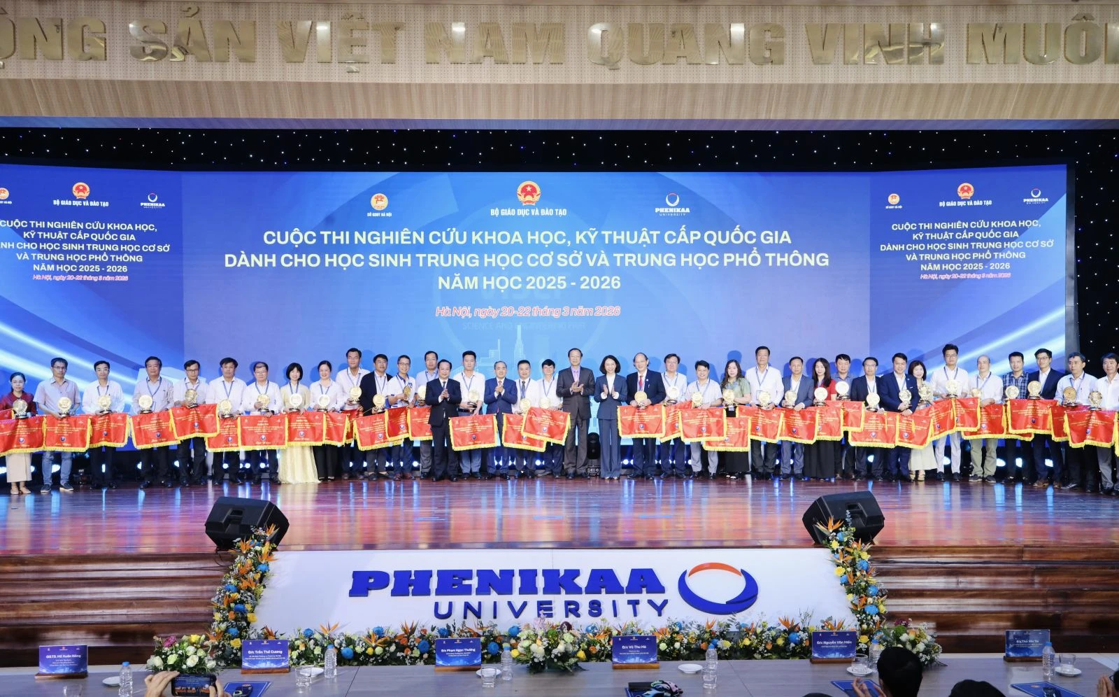L&atilde;nh đạo Bộ GDĐT, Th&agrave;nh phố H&agrave; Nội v&agrave; Đại học Phenikaa trao cờ lưu niệm cho 51 đơn vị tham dự Cuộc thi năm nay