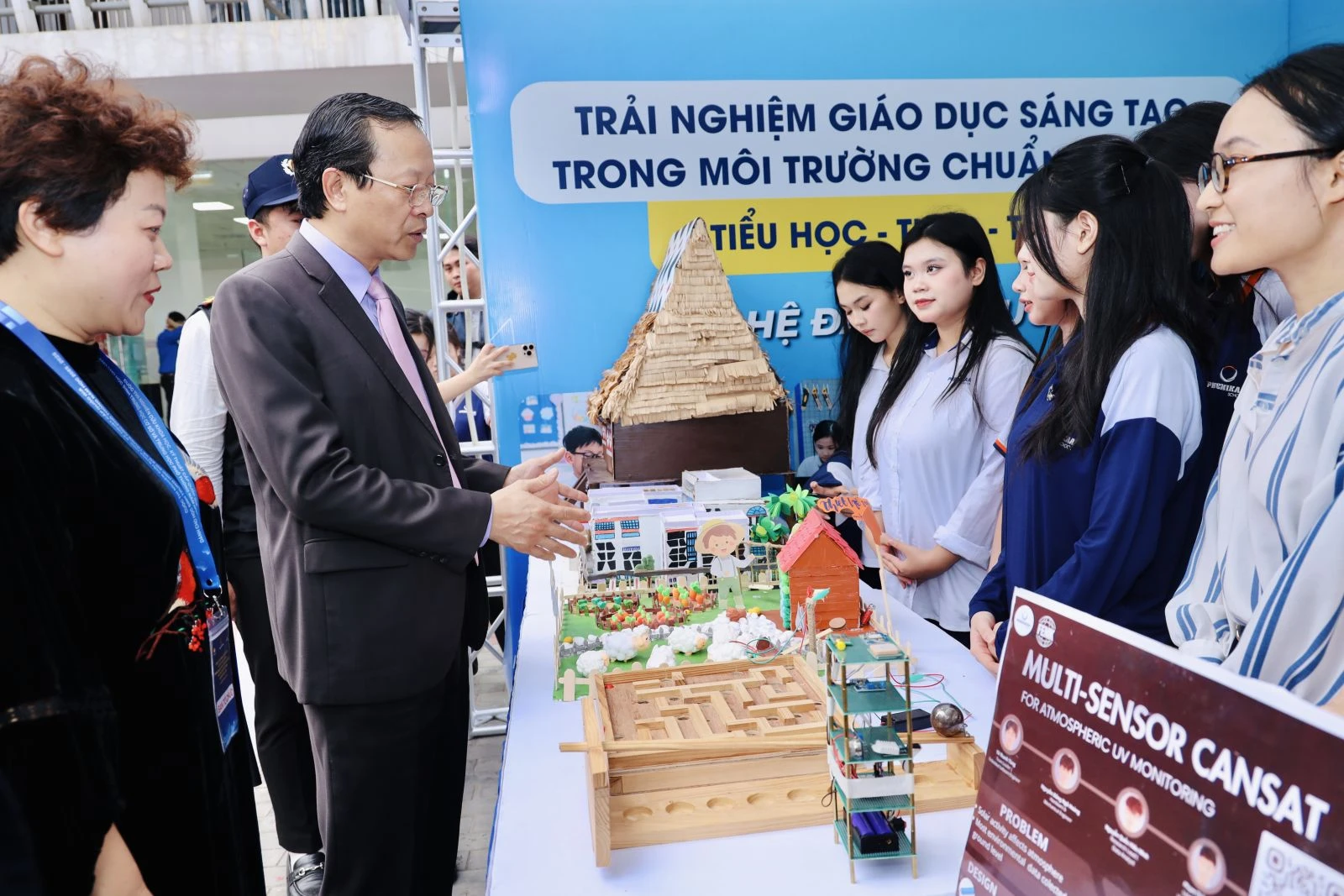 Thứ trưởng Thường trực v&agrave; c&aacute;c đại biểu tham quan khu trưng b&agrave;y c&aacute;c m&ocirc; h&igrave;nh STEM của Phenikaa School tại địa điểm tổ chức Cuộc thi