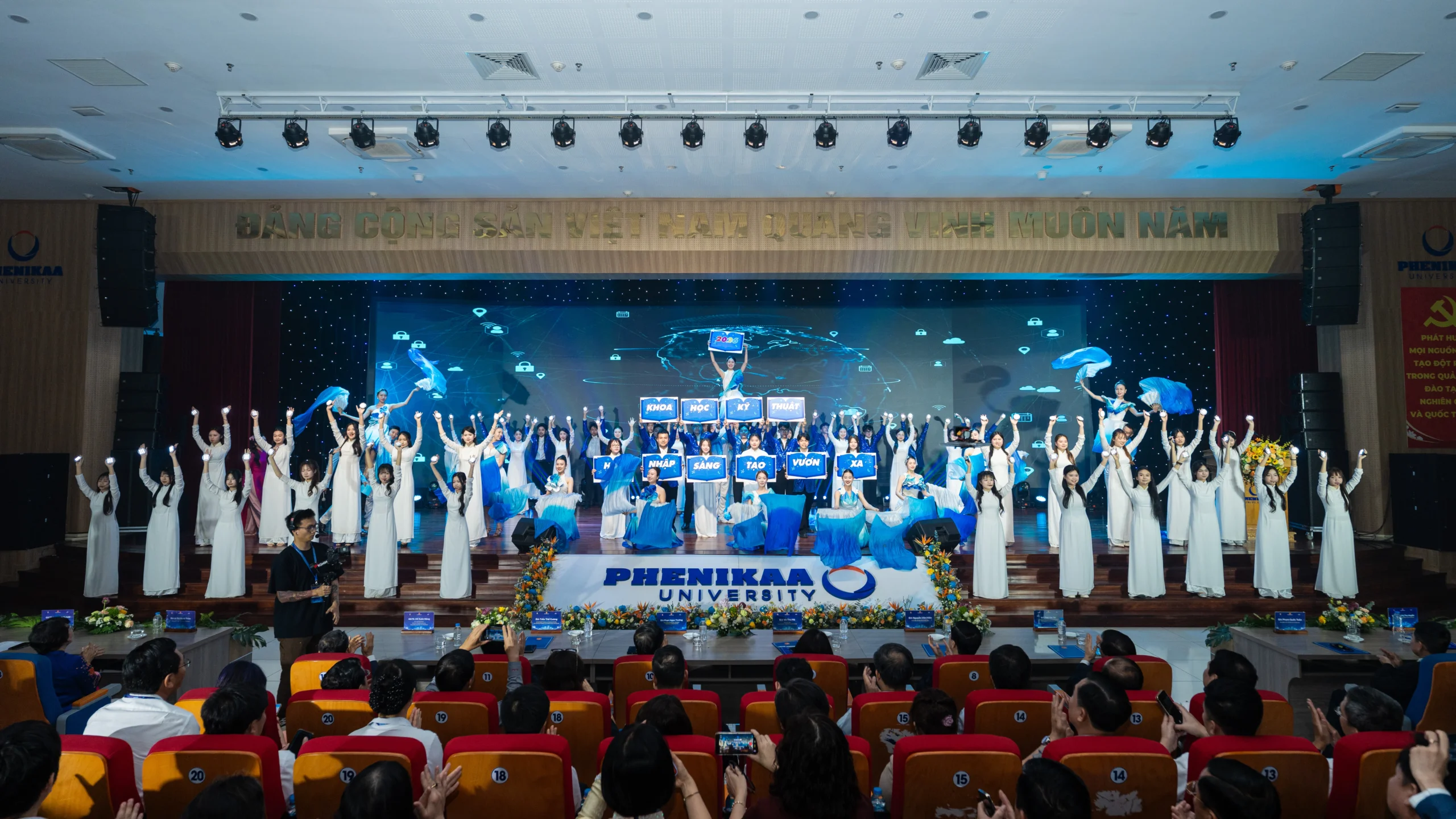 Học sinh Phenikaa School v&agrave; Sinh vi&ecirc;n Đại học Phenikaa tr&igrave;nh diễn tiết mục văn nghệ tại chương tr&igrave;nh Khai mạc Cuộc thi nghi&ecirc;n cứu khoa học kỹ thuật d&agrave;nh cho học sinh THCS, THPT năm học 2025-2026.