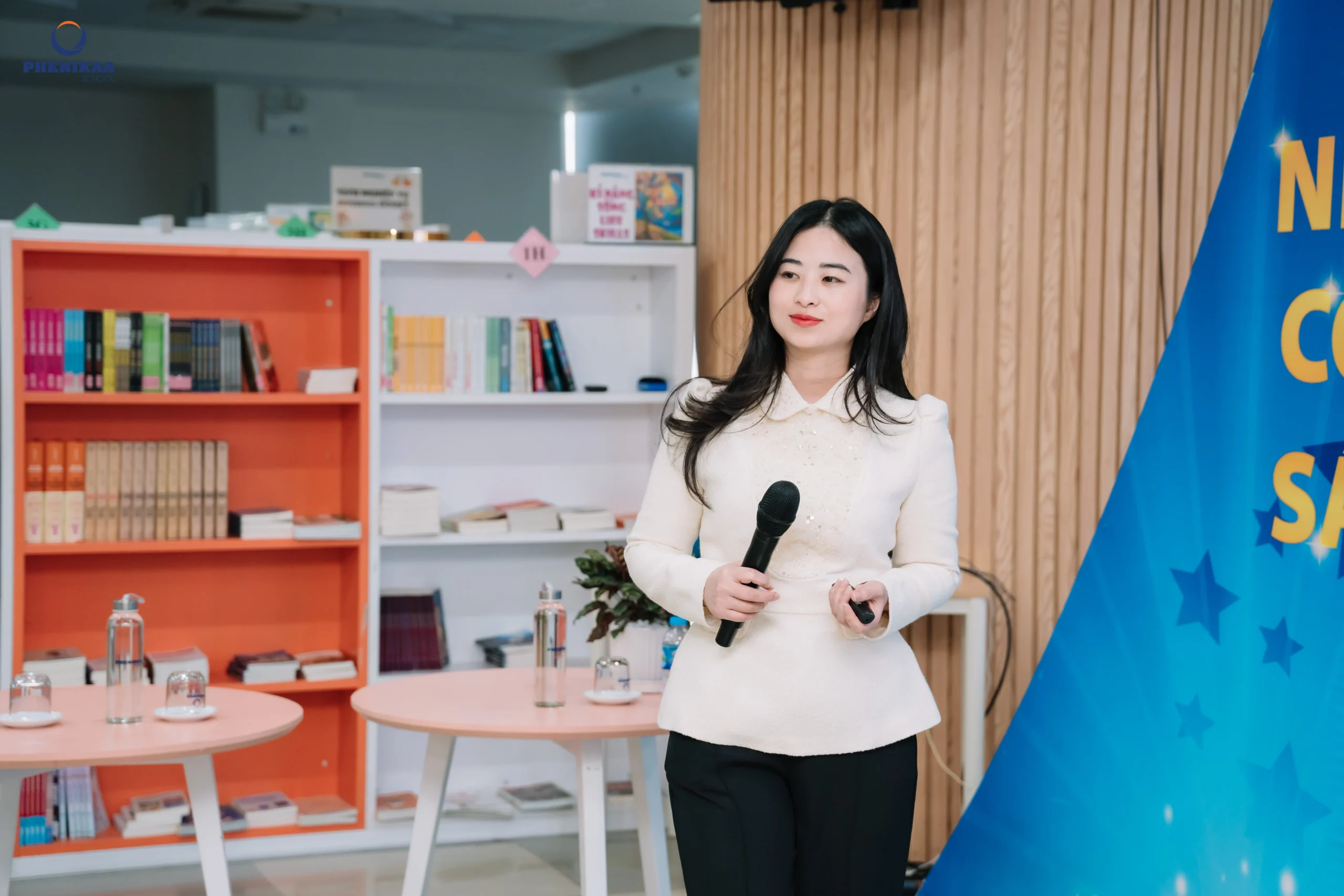 Phenikers đ&atilde; c&oacute; cơ hội lắng nghe những chia sẻ từ đại diện Đại sứ qu&aacute;n Mỹ về hệ thống gi&aacute;o dục, văn h&oacute;a v&agrave; m&ocirc;i trường học tập tại Mỹ