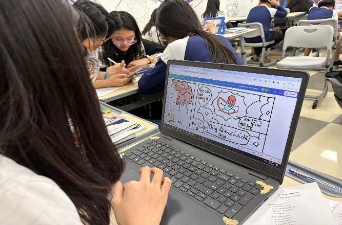 Học sinh lớp 7 Phenikaa School vẽ truyện tranh trên máy.