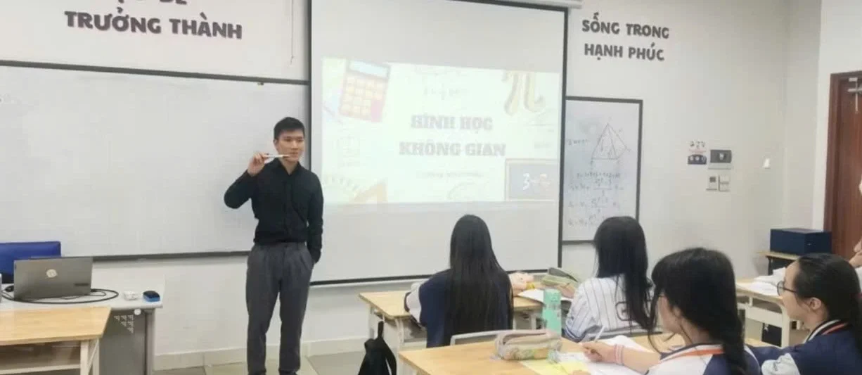 Thầy Dương Mạnh Hiếu trong giờ dạy có ứng dụng CNTT. Ảnh: NVCC