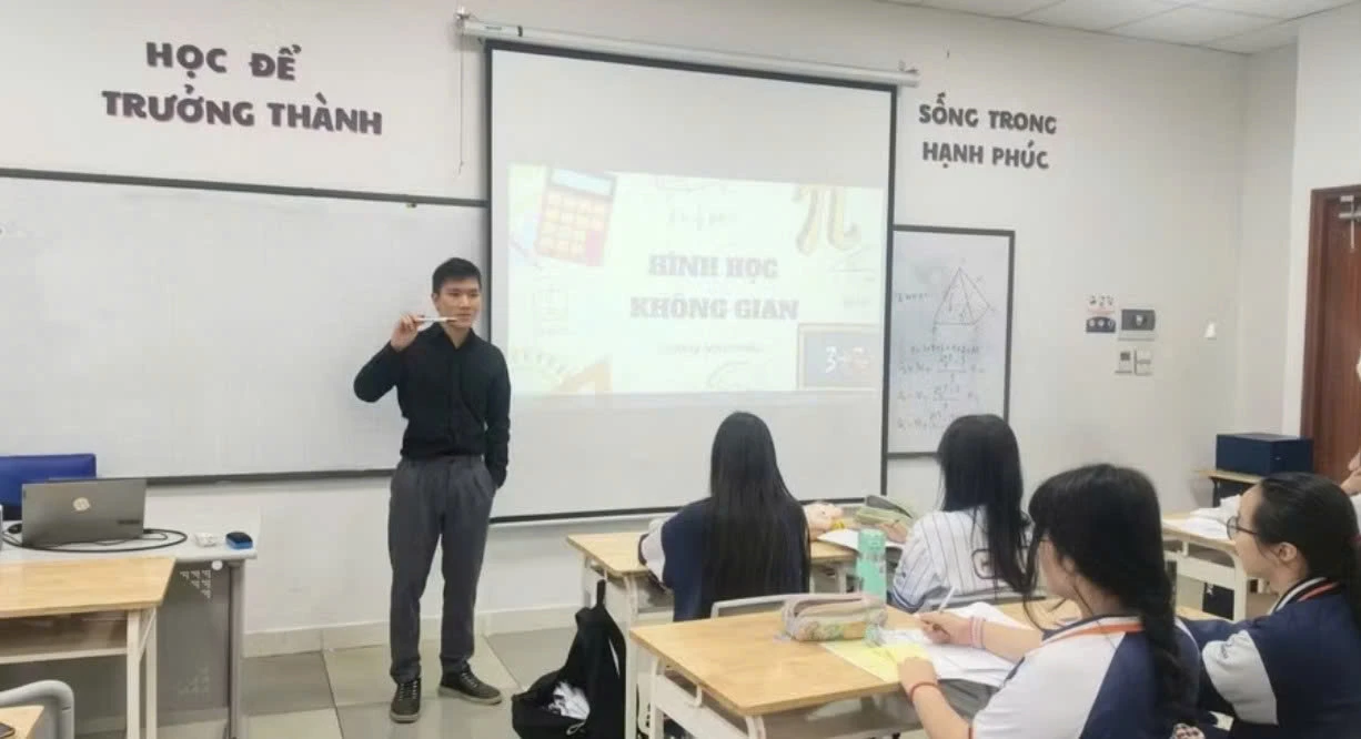 Thầy Dương Mạnh Hiếu trong giờ dạy c&oacute; ứng dụng CNTT. Ảnh: NVCC