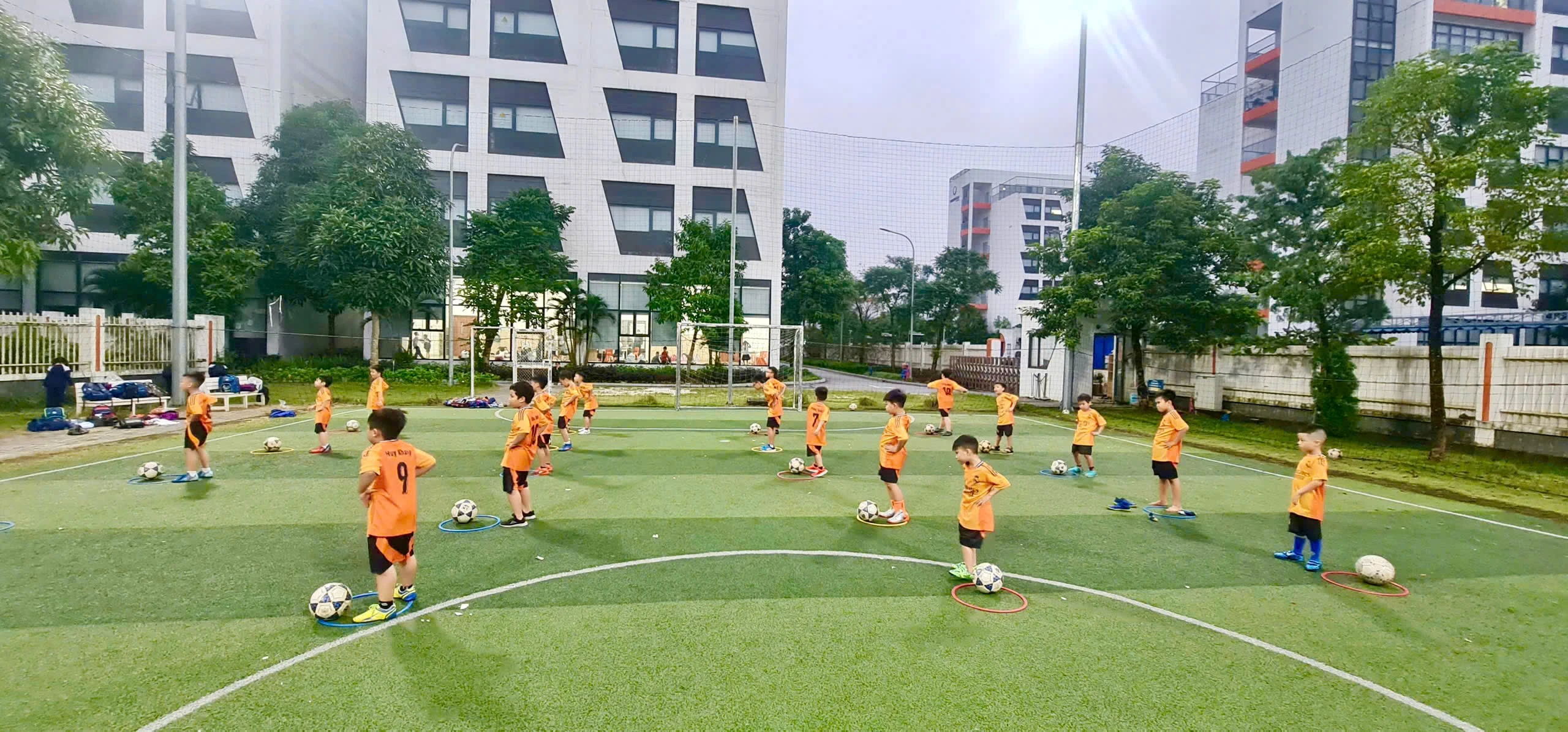 M&ocirc;i trường gi&uacute;p con ph&aacute;t triển to&agrave;n diện, sống hạnh ph&uacute;c v&agrave; tự tin hơn trong cuộc sống